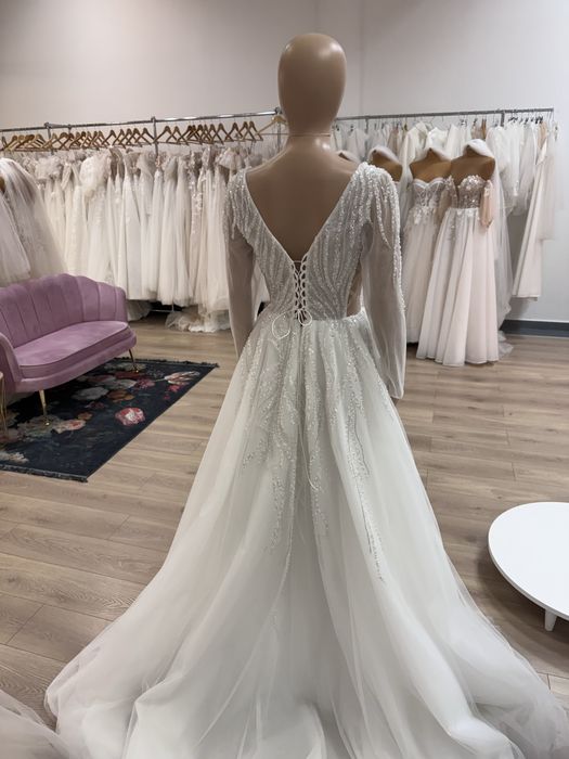 Nowa piekna błyszcząca suknia ślubna bogato zdobiona z rękawem 38