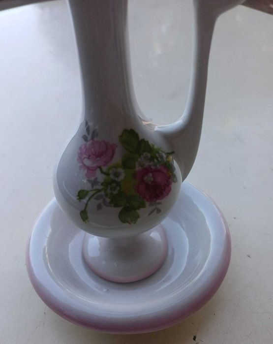 Jarro pequeno com prato, em porcelana decorativa