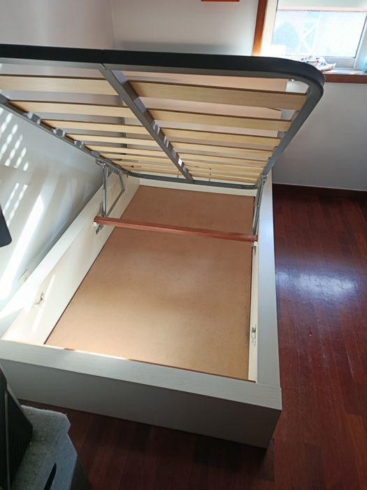 Cama de solteiro lacada