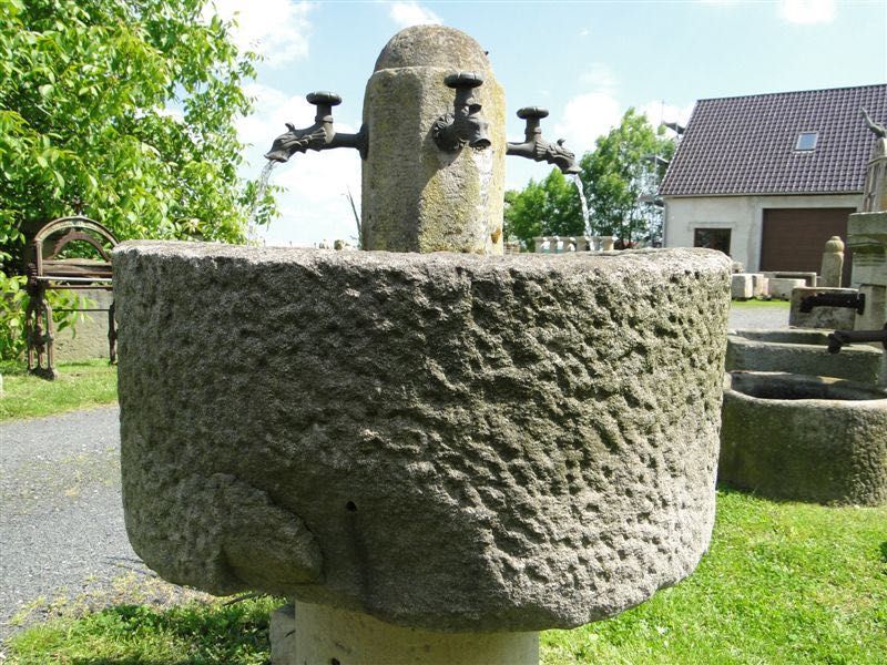 Zabytkowa Fontanna z Szarego Piaskowca