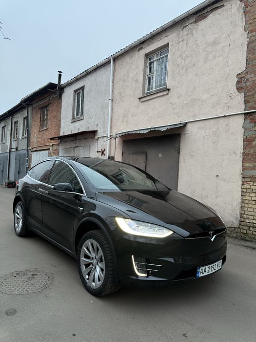 Тесла Х 100D батарея самая максимальная комплектация, пневма в ідеалі, автопілот, автопарковка,дотяжки усіх дверей, авто открытия, повний привід, всі двері працюють ідеально, стан сів і поїхав, максимальна комплектація, підігрів всіх сидінь, підігрів руля, про неї можна писати багато, реально достойний апарат, знаходиться в Києві, з документами порядок, питання по тел з 9ти до 19