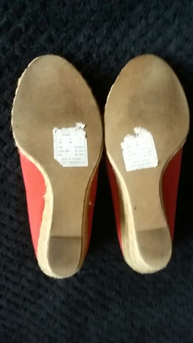 Buty malinowe na koturnach