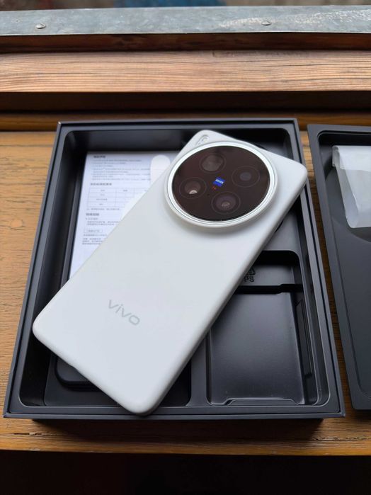 Смартфон Vivo X200 Ultra 12/256GB White