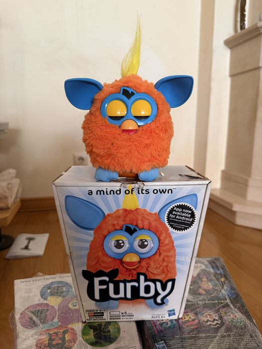 Furby Hasbro 2012 Laranja e Azul (Phoenix) – Testado com Caixa Original