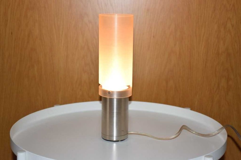 Candeeiro de mesa com base em inox pesada e de elevada qualidade