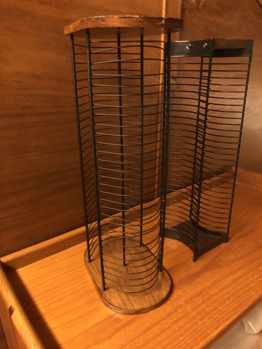 Suporte para CD’s com base em madeira.