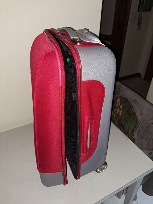 mala da United colors of Benetton  muito resistente  medi 63x41x23