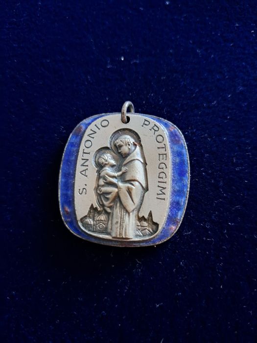 Medalik z wizerunkiem św.Antoniego trzymającym  dzieciątko Jezus