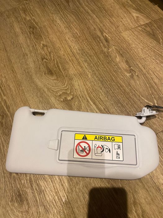 Osłona przeciwsłoneczna Peugeot 308 T9 uszkodzona