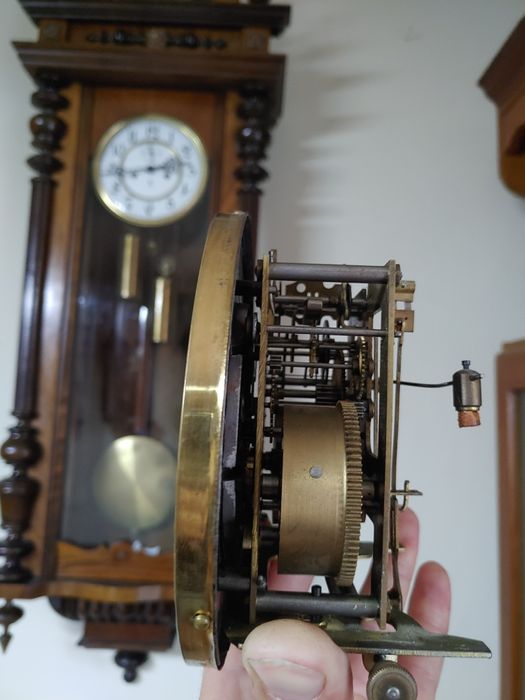 Годинник антикварний настінний маятниковий старовинний з боєм