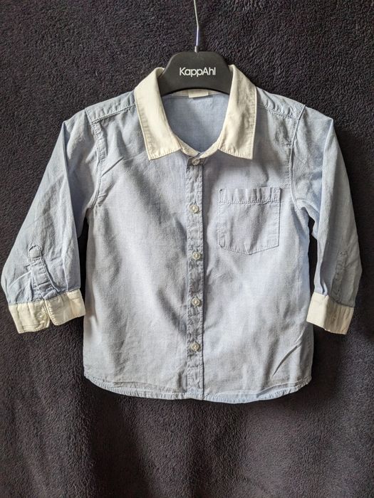 Błękitna koszula z białym kołnierzykiem