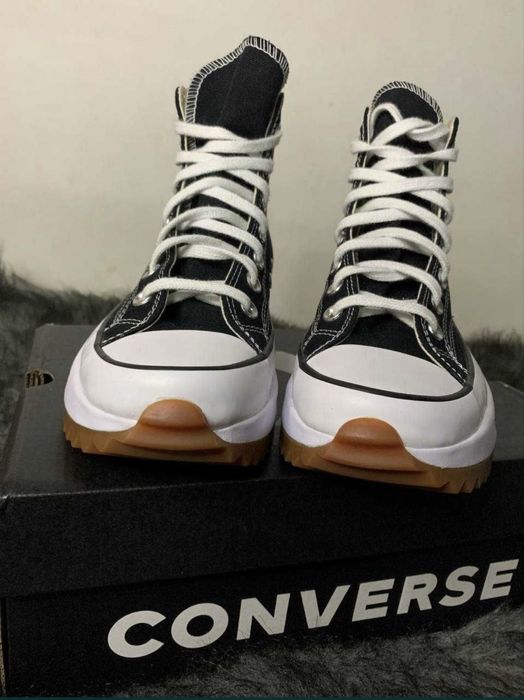 Кеди converse на платформі.