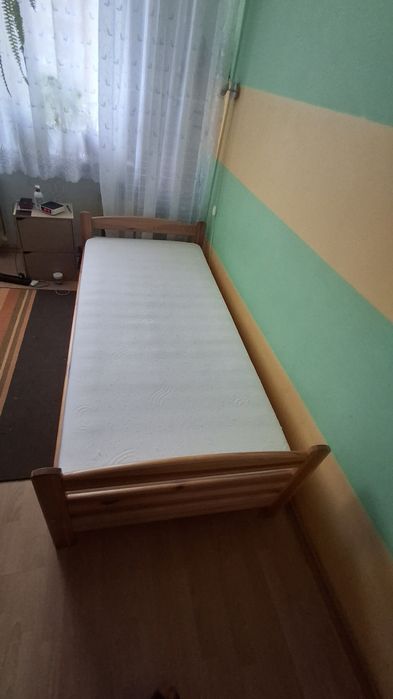 Łóżko stelaż z materacem