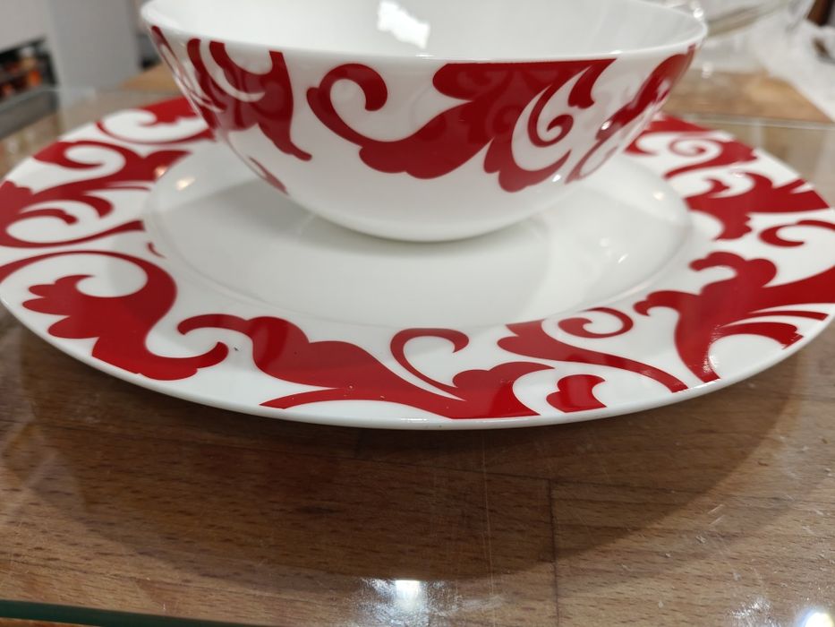 Serwis obiadowy, święta porcelana fine bone China 12 osób