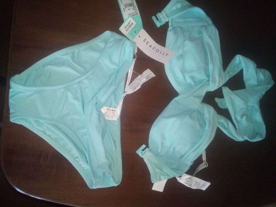 Продам. Два купальника (раздельные) и кружевные трусики.