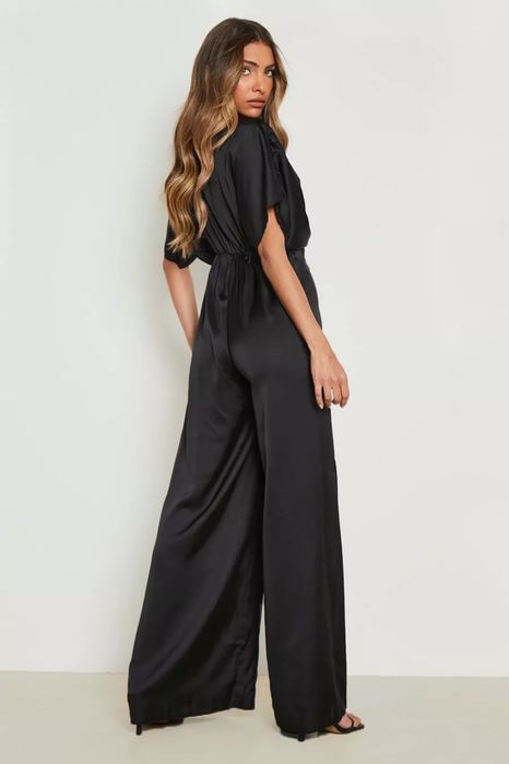 Жіночий чорний сатиновий максі комбінезон з широкими штанами від Booho
