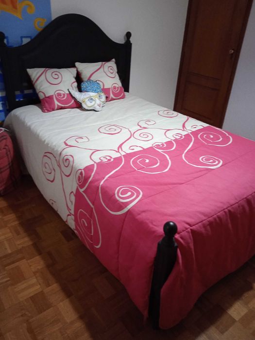 Cama com colchão novo.