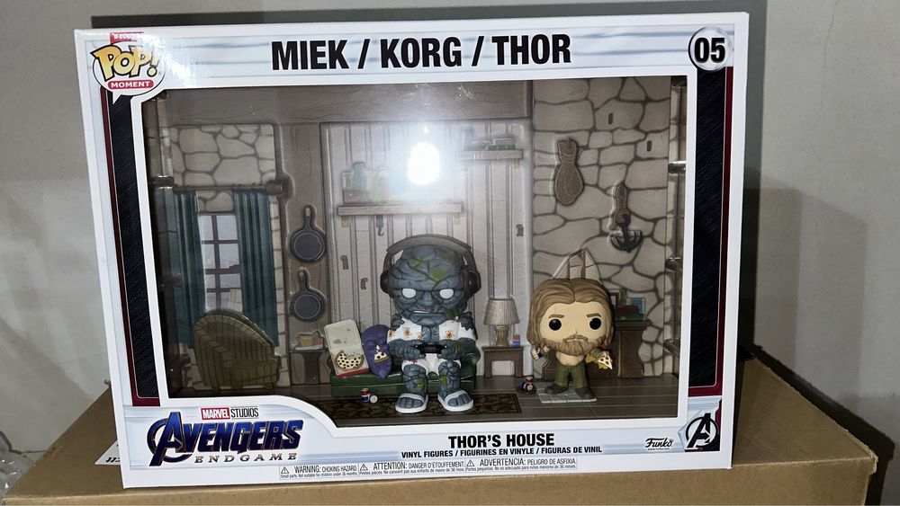 Funko pop moment deluxe avengers thor house miek korg 05