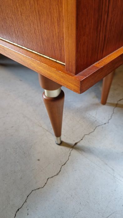 Nr.2202 Elegancka Witryna/Kredens w Stylu Mid-Century Modern (