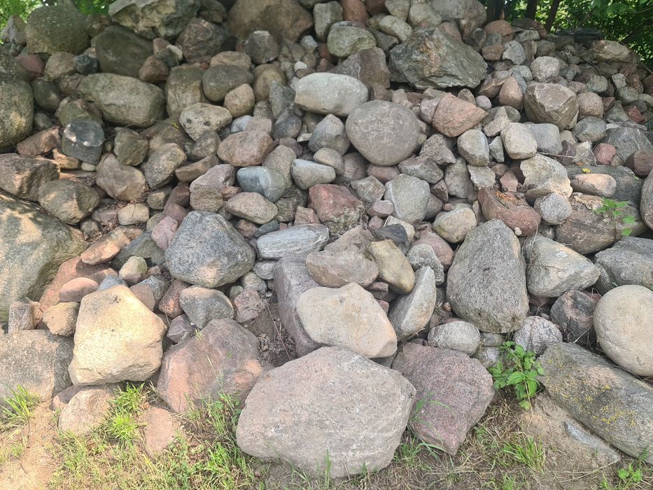 Kamienie głazy ciosane fundamentowe.