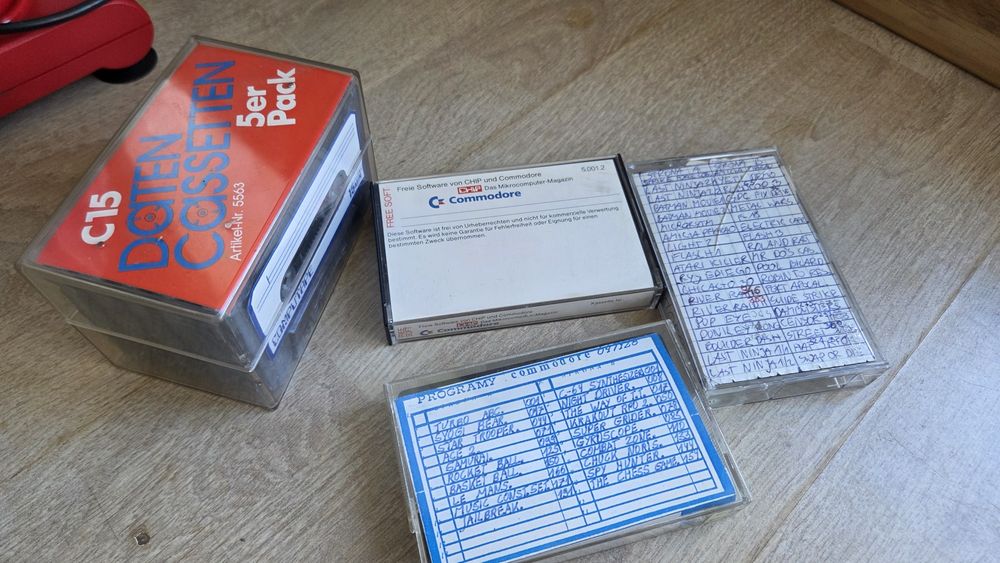 Commodore 64 - zestaw (komputer, magnetofon, joysticki,  cartridge, kasety z oprogramowaniem i grami)