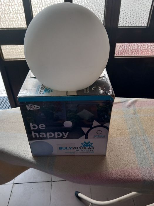 Bola de luz a energia solar automática