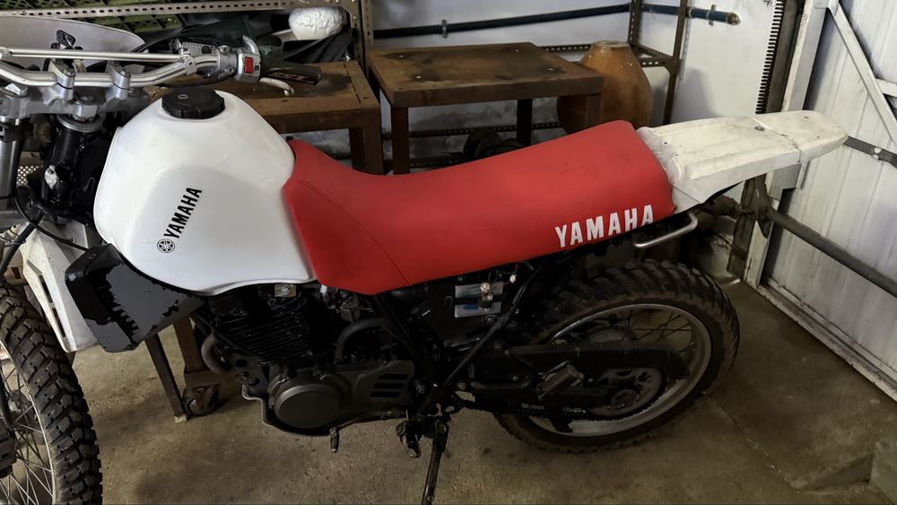 Yamaha XT 350 com documentos