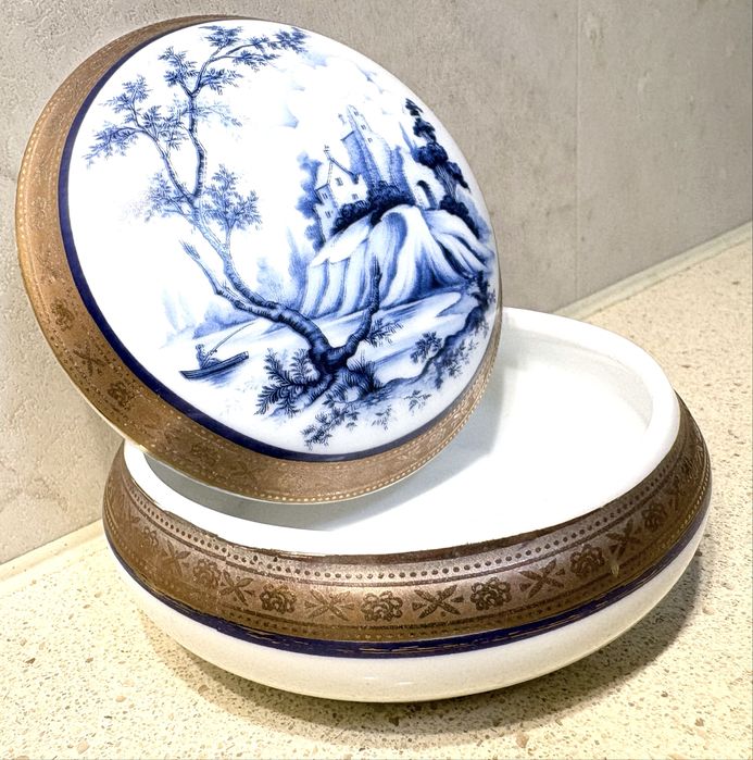 Linda caixa guarda joias pintada à mão e dourada em porcelana Limoges
