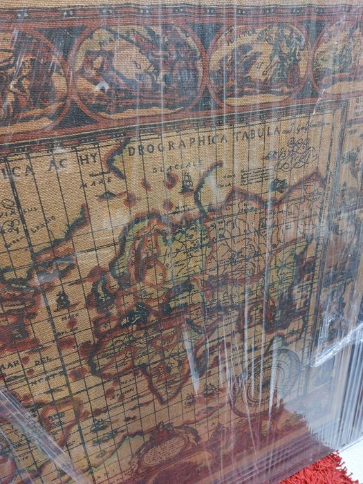 Grande quadro representando o mapa mundo, em serapilheira  

1,40