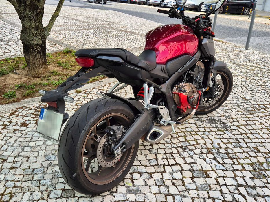 Honda CB 650 R de 2023 em estado imaculado!