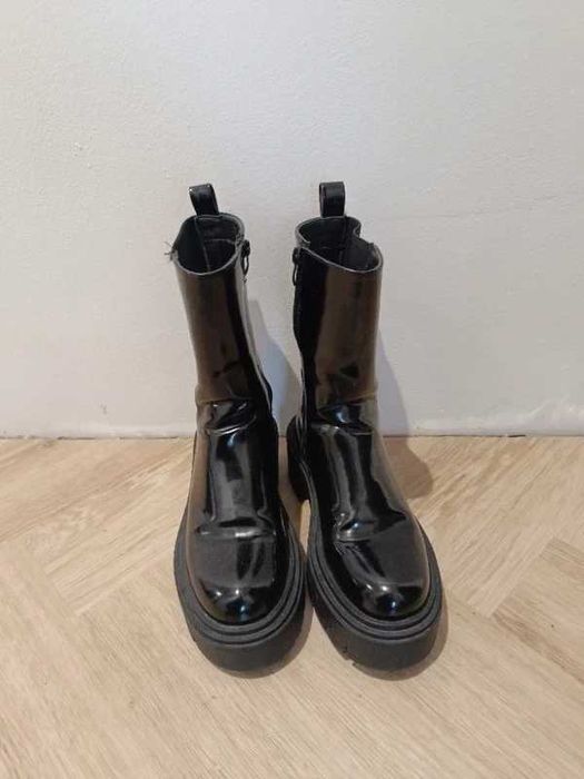 Czarne lakierowane botki Reserved 37 platforma chunky