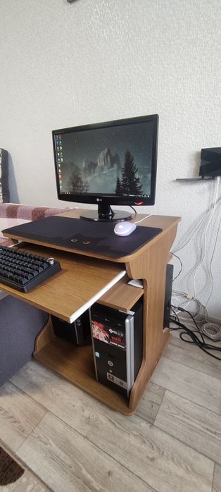 Комп’ютерний стіл + механічне крісло з регулюванням висоти та нахилом