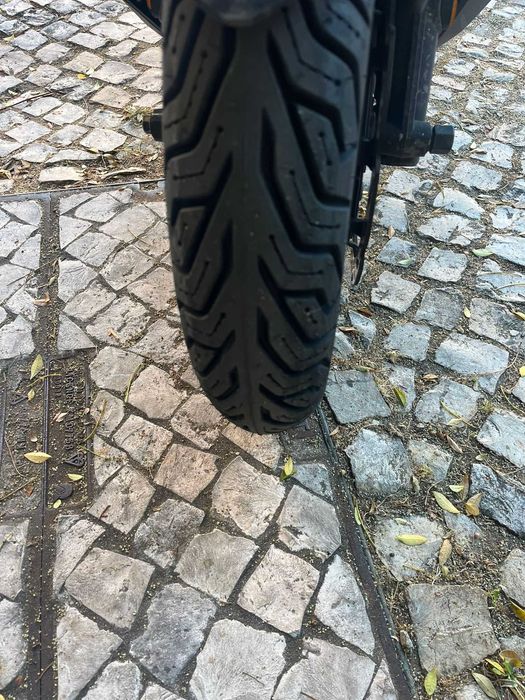Mota Sym 2023 Pneus Michelin condição 7/10