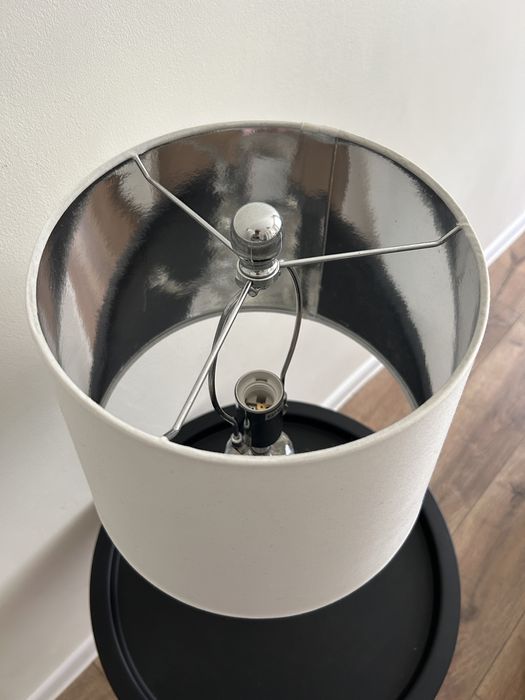 Lampa stołowa biała .