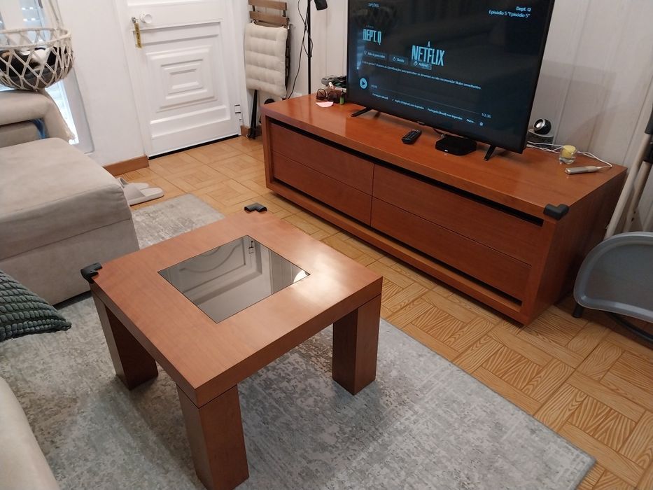 Conjunto de Mobiliário em Madeira de Cerejeira