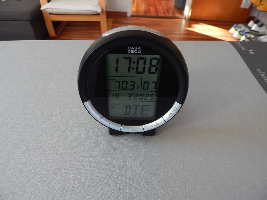 Электронные настольные часы.