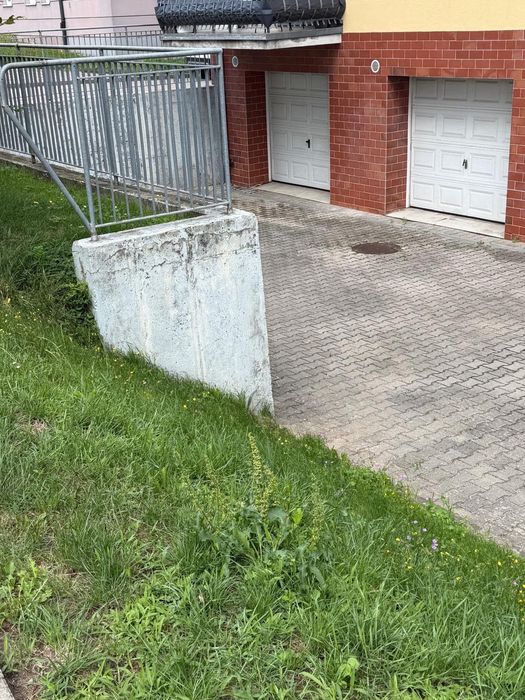 Garaż w bloku przy stadionie