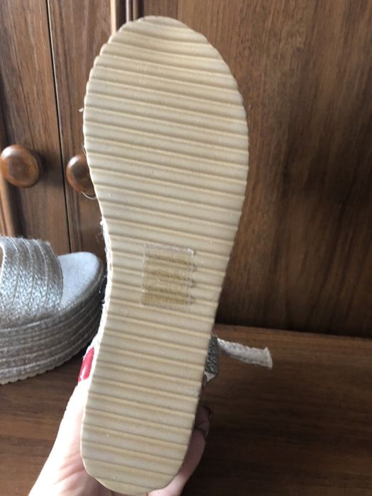 Босоножки жіночі