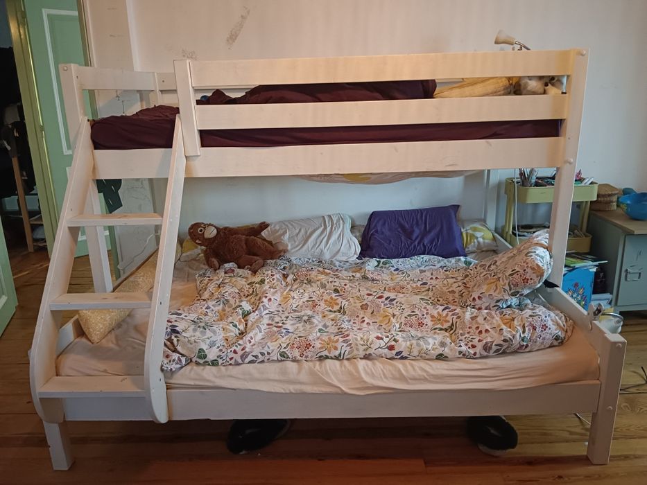 Cama alta de madeira