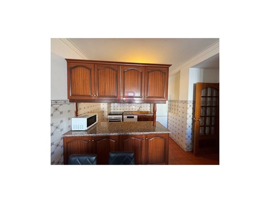 Apartamento T2 mobilado e equipado com garagem em Coimbra.