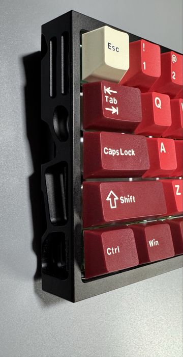 Механічна клавіатура з акриловим бекплейтом