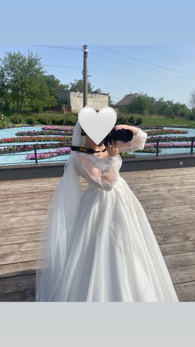 Гарна весільна сукня