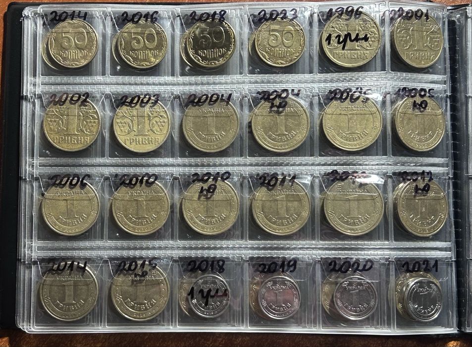 Продам набор погодовку из 132 монет Украины в альбоме все номиналы.
