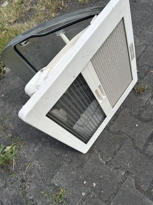 Okno dachowe do kampera lub przyczepy kempingowej 40cm