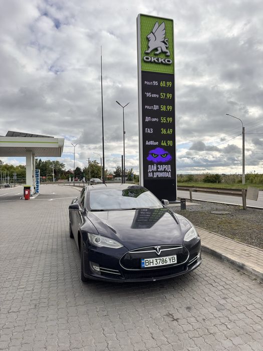 Tesla model s P85+. 2013