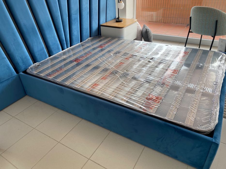 Cama forrada azul com estrado