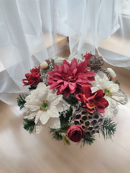 Elegancki, świąteczny stroik na nagrobek, świąteczna wiązanka