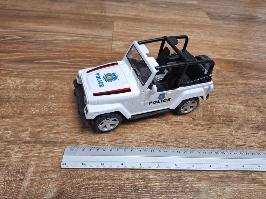 Samochód, auto. Policja. Jezdzi, dzwieki