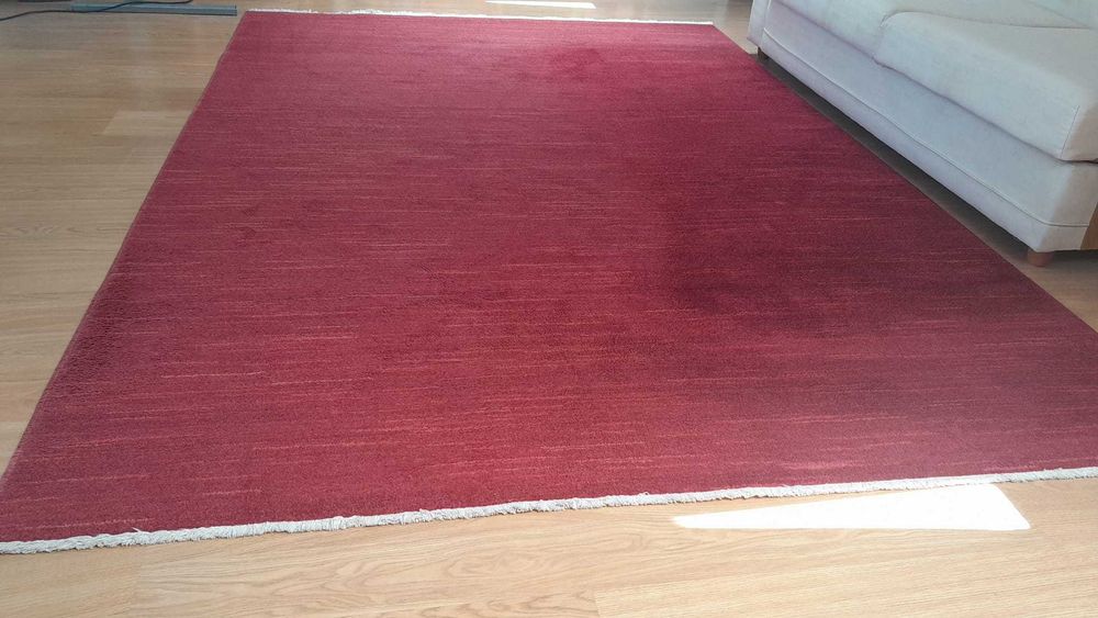 Vendo tapete bordeaux 2,70x1,90m. Usado em bom estado