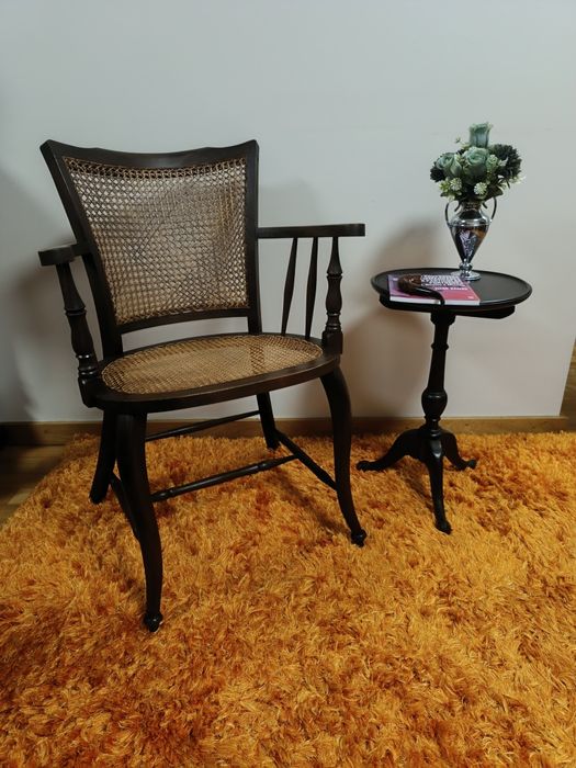 Conjunto muito antigo restaurado. Cadeirão antigo e mesinha de apoio